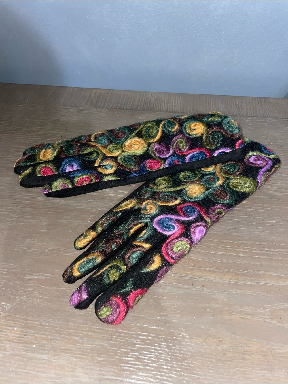 NWOT Colorful Swirl Pattern felted Women's Fashion Gloves - Black Multicolor
